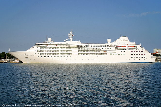 Das Kreuzfahrtschiff SILVER CLOUD am 31. Juli 2010 im Kreuzfahrthafen Warnem&uuml;nde in der Hansestadt Rostock.