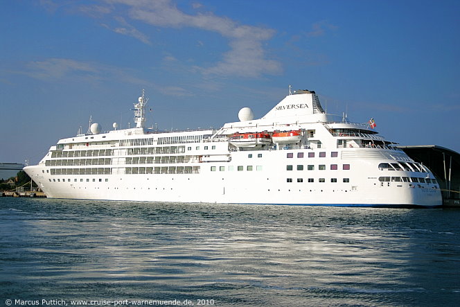 Das Kreuzfahrtschiff SILVER CLOUD am 31. Juli 2010 im Kreuzfahrthafen Warnem&uuml;nde in der Hansestadt Rostock.