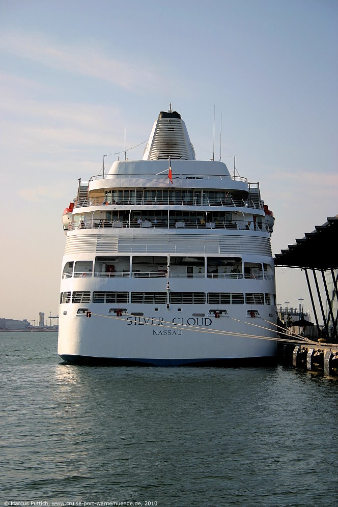 Das Kreuzfahrtschiff SILVER CLOUD am 31. Juli 2010 im Kreuzfahrthafen Warnem&uuml;nde in der Hansestadt Rostock.