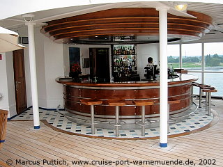 Kreuzfahrtschiff SILVER SHADOW: Die Poolbar auf Deck 8.