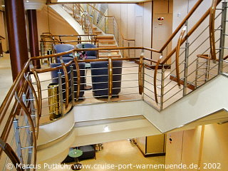 Kreuzfahrtschiff SILVER SHADOW: Blick in das Treppenhaus auf Deck 8.