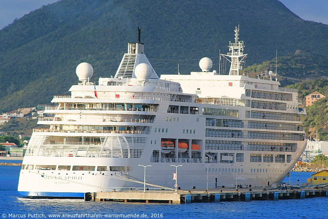 Das Kreuzfahrtschiff SILVER SPIRIT am 05. April 2016 in Philippsburg auf der Insel Sint Maarten (Niederlande).