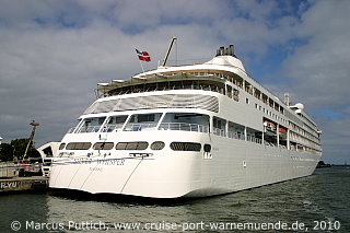 Das Kreuzfahrtschiff SILVER WHISPER am 15. Juni 2010 im Ostseebad Warnem&uuml;nde.