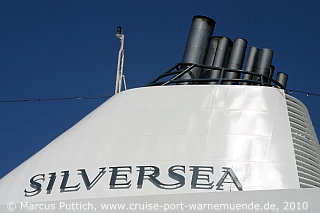 Das Kreuzfahrtschiff SILVER WHISPER am 15. Juni 2010 im Ostseebad Warnem&uuml;nde.