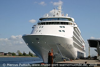Das Kreuzfahrtschiff SILVER WHISPER am 15. Juni 2010 im Ostseebad Warnemünde.