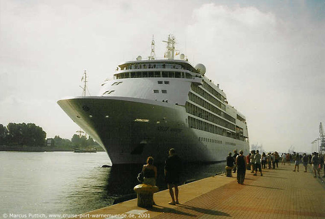 Das Kreuzfahrtschiff SILVER WHISPER am 04. August 2001 im Ostseebad Warnem&uuml;nde (Erstanlauf).