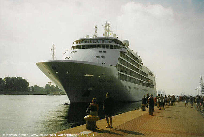 Das Kreuzfahrtschiff SILVER WHISPER am 04. August 2001 im Ostseebad Warnemünde (Erstanlauf).