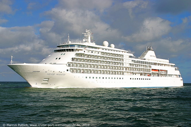 Das Kreuzfahrtschiff SILVER WHISPER am 15. Juni 2010 im Ostseebad Warnem&uuml;nde.