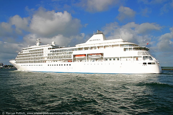 Das Kreuzfahrtschiff SILVER WHISPER am 15. Juni 2010 im Ostseebad Warnem&uuml;nde.