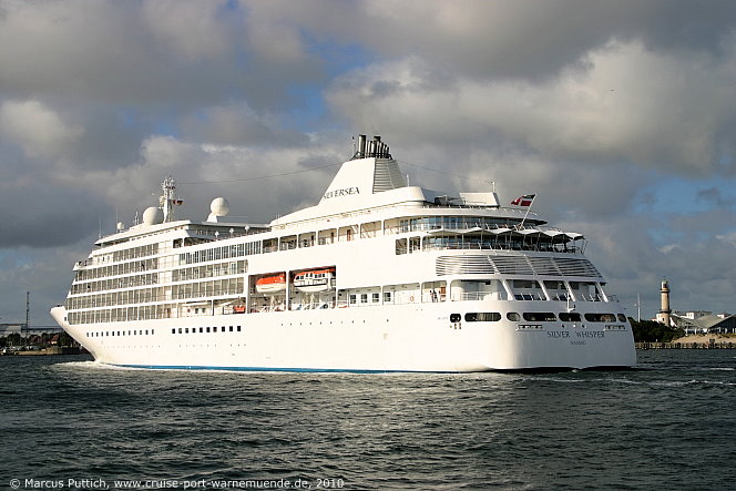 Das Kreuzfahrtschiff SILVER WHISPER am 15. Juni 2010 im Ostseebad Warnem&uuml;nde.