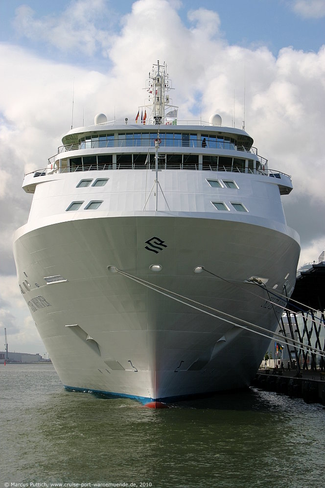 Das Kreuzfahrtschiff SILVER WHISPER am 15. Juni 2010 im Ostseebad Warnem&uuml;nde.