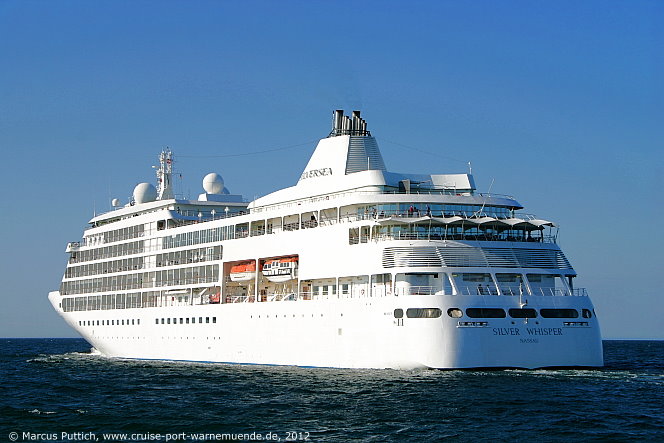 Das Kreuzfahrtschiff SILVER WHISPER am 27. Mai 2012 im Ostseebad Warnem&uuml;nde.