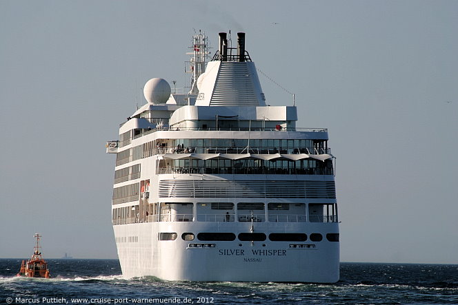Das Kreuzfahrtschiff SILVER WHISPER am 27. Mai 2012 im Ostseebad Warnemünde.