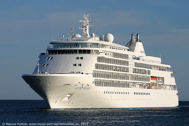 Das Kreuzfahrtschiff SILVER WHISPER am 23. Juli 2012 im Ostseebad Warnem&uuml;nde.