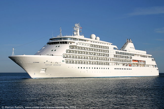 Das Kreuzfahrtschiff SILVER WHISPER am 23. Juli 2012 im Ostseebad Warnem&uuml;nde.