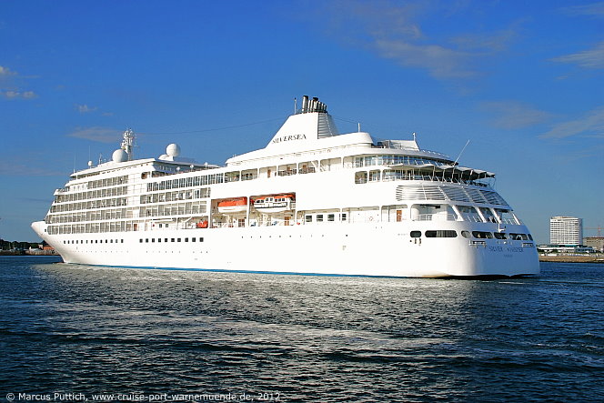 Das Kreuzfahrtschiff SILVER WHISPER am 23. Juli 2012 im Ostseebad Warnem&uuml;nde.