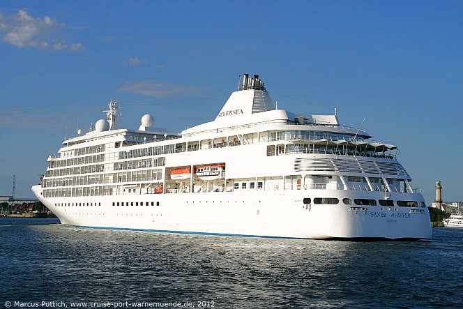 Das Kreuzfahrtschiff SILVER WHISPER am 23. Juli 2012 im Ostseebad Warnem&uuml;nde.