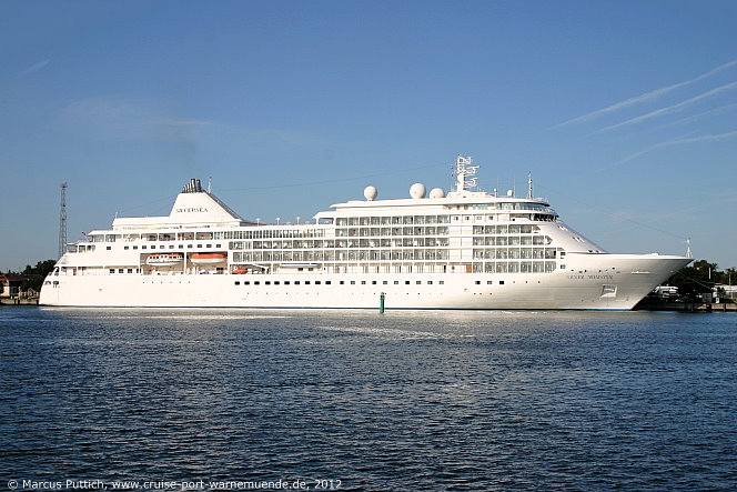Das Kreuzfahrtschiff SILVER WHISPER am 23. Juli 2012 im Ostseebad Warnem&uuml;nde.
