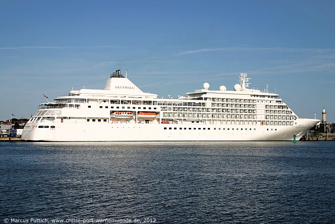 Das Kreuzfahrtschiff SILVER WHISPER am 23. Juli 2012 im Ostseebad Warnem&uuml;nde.