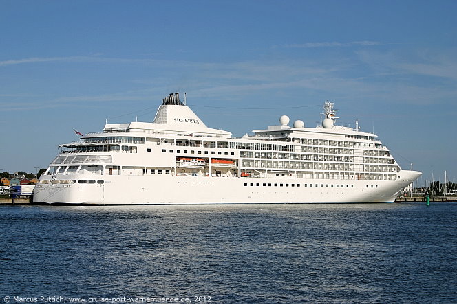 Das Kreuzfahrtschiff SILVER WHISPER am 23. Juli 2012 im Ostseebad Warnem&uuml;nde.