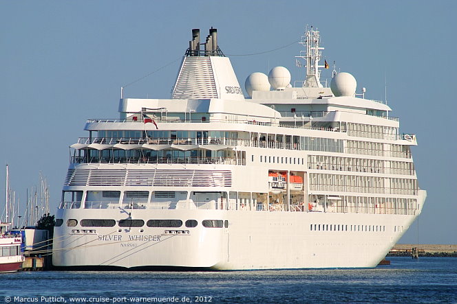 Das Kreuzfahrtschiff SILVER WHISPER am 23. Juli 2012 im Ostseebad Warnem&uuml;nde.