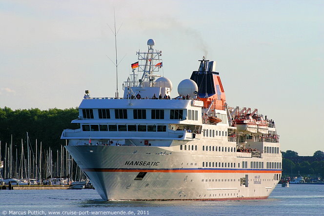 Das Kreuzfahrtschiff HANSEATIC von der Kreuzfahrtreederei Hapag-Lloyd Kreuzfahrten am 14. Juni 2011 in L&uuml;beck (Deutschland).