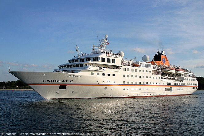 Das Kreuzfahrtschiff HANSEATIC von der Kreuzfahrtreederei Hapag-Lloyd Kreuzfahrten am 14. Juni 2011 in L&uuml;beck (Deutschland).