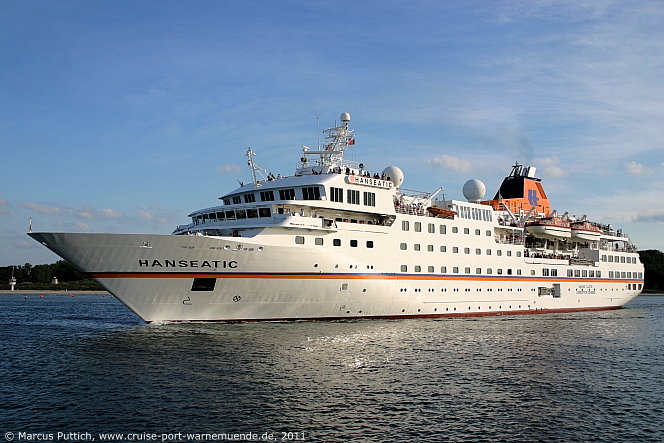 Das Kreuzfahrtschiff HANSEATIC von der Kreuzfahrtreederei Hapag-Lloyd Kreuzfahrten am 14. Juni 2011 in Lübeck (Deutschland).