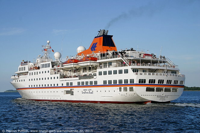 Das Kreuzfahrtschiff HANSEATIC von der Kreuzfahrtreederei Hapag-Lloyd Kreuzfahrten am 14. Juni 2011 in L&uuml;beck (Deutschland).
