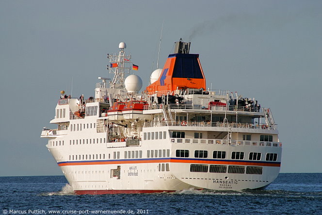 Das Kreuzfahrtschiff HANSEATIC von der Kreuzfahrtreederei Hapag-Lloyd Kreuzfahrten am 14. Juni 2011 in L&uuml;beck (Deutschland).