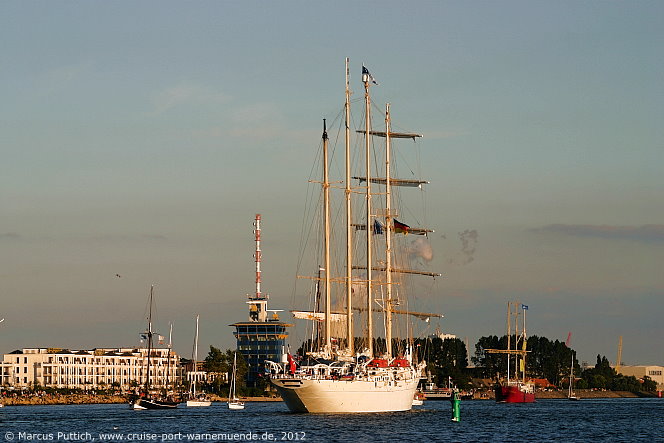 Das Kreuzfahrtschiff STAR FLYER am 11. August 2012 im Ostseebad Warnem&uuml;nde.