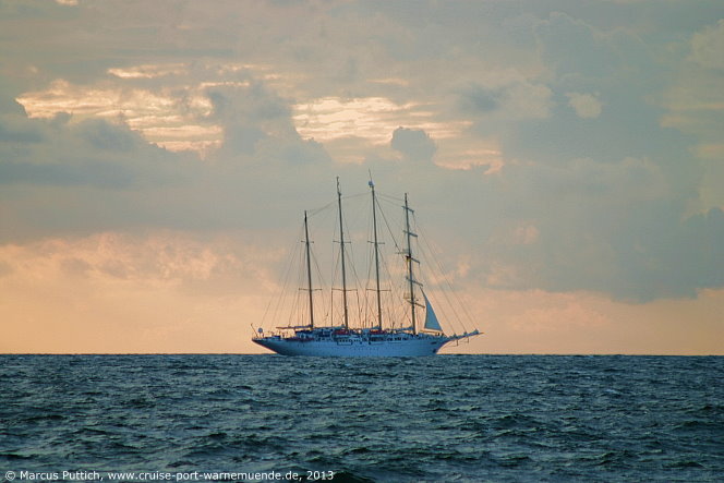 Das Kreuzfahrtschiff STAR FLYER am 10. August 2013 im Ostseebad Warnem&uuml;nde.