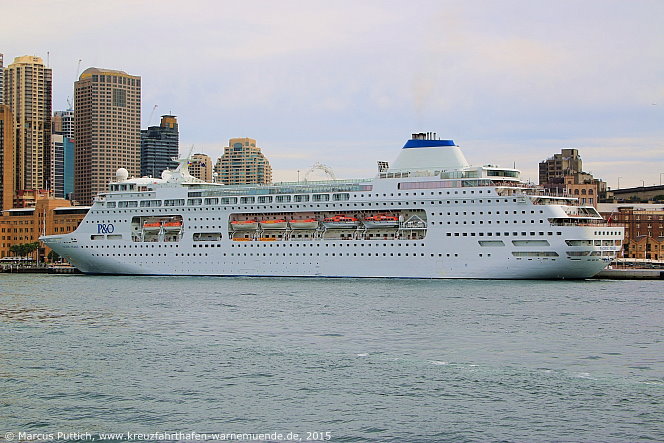 Das Kreuzfahrtschiff PACIFIC PEARL am 02. April 2015 in Sydney (Australien).