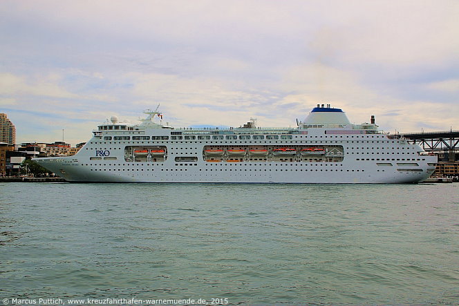 Das Kreuzfahrtschiff PACIFIC PEARL am 02. April 2015 in Sydney (Australien).