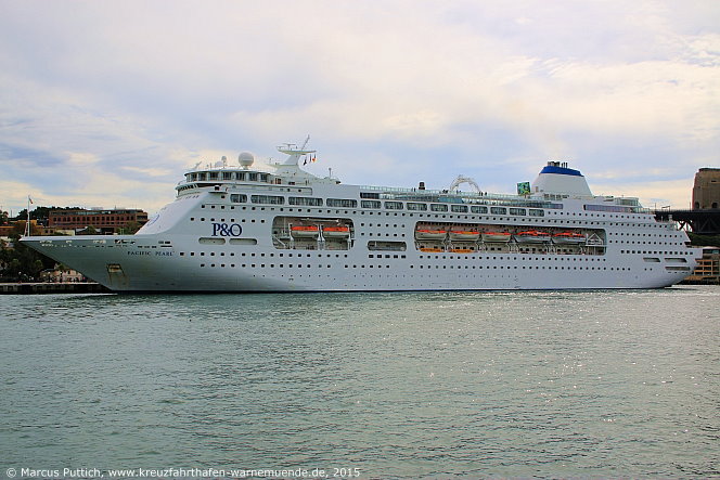 Das Kreuzfahrtschiff PACIFIC PEARL am 02. April 2015 in Sydney (Australien).