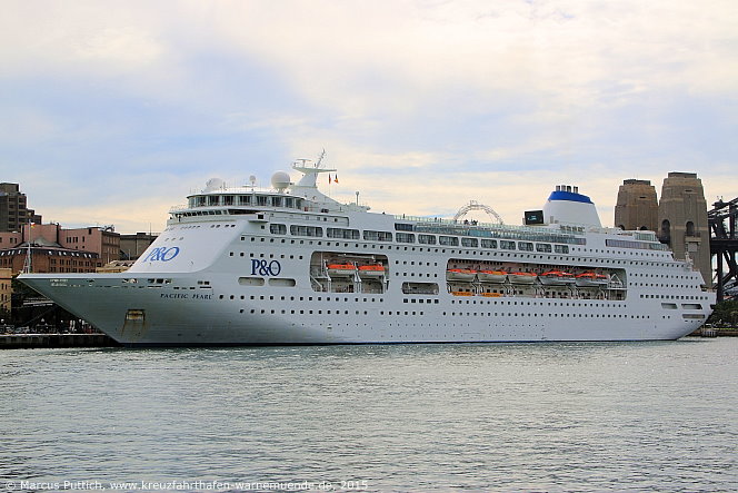 Das Kreuzfahrtschiff PACIFIC PEARL am 02. April 2015 in Sydney (Australien).