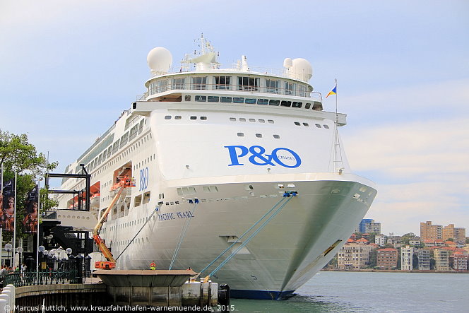 Das Kreuzfahrtschiff PACIFIC PEARL am 02. April 2015 in Sydney (Australien).