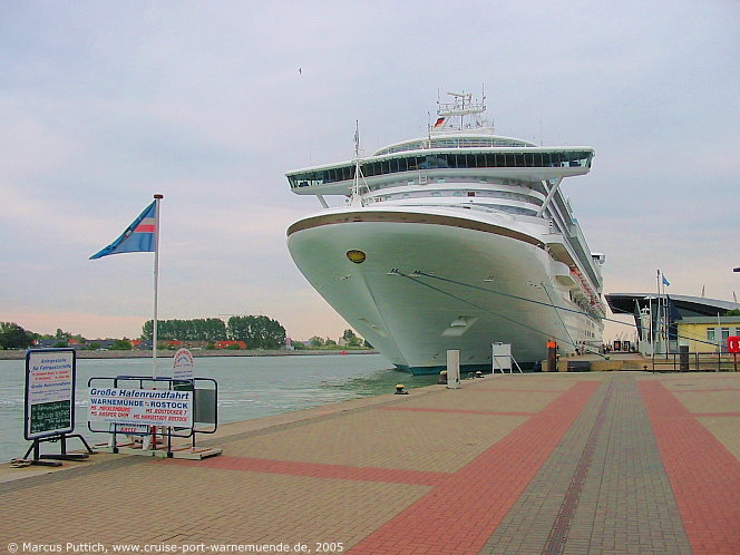 Das Kreuzfahrtschiff STAR PRINCESS am 02. Juni 2005 im Kreuzfahrthafen Warnem&uuml;nde in der Hansestadt Rostock (Erstanlauf).