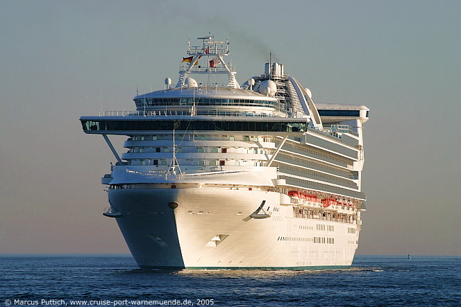 Das Kreuzfahrtschiff STAR PRINCESS am 12. Juli 2005 im Kreuzfahrthafen Warnem&uml;nde in der Hansestadt Rostock.
