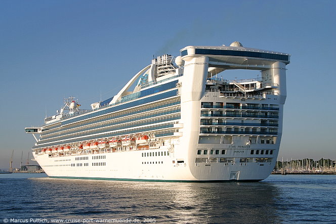 Das Kreuzfahrtschiff STAR PRINCESS am 12. Juli 2005 im Kreuzfahrthafen Warnem&uuml;nde in der Hansestadt Rostock.