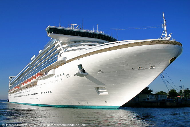 Das Kreuzfahrtschiff STAR PRINCESS am 12. Juli 2005 im Kreuzfahrthafen Warnem&uuml;nde in der Hansestadt Rostock.