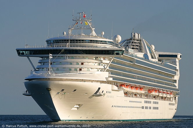 Das Kreuzfahrtschiff STAR PRINCESS am 19. Juli 2010 im Kreuzfahrthafen Warnem&uuml;nde in der Hansestadt Rostock.