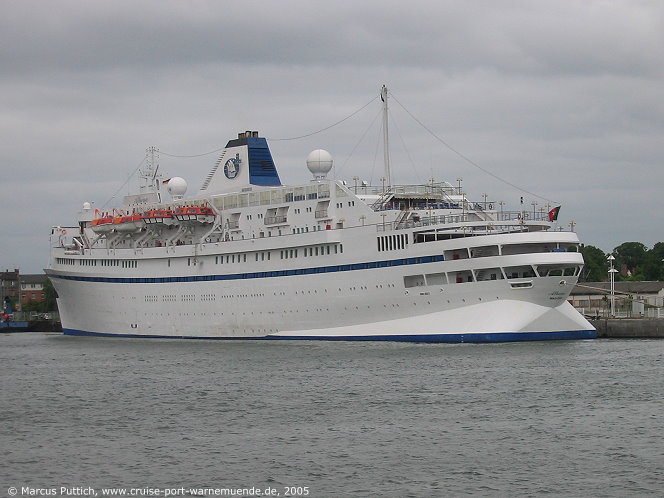 Das Kreuzfahrtschiff ATHENA am 06. Juni 2005 im Ostseebad Warnem&uuml;nde.