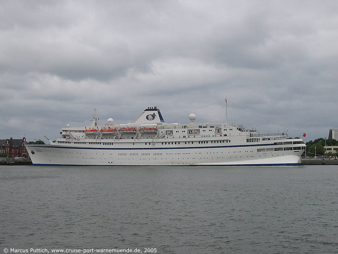 Das Kreuzfahrtschiff ATHENA am 06. Juni 2005 im Ostseebad Warnem&uuml;nde.