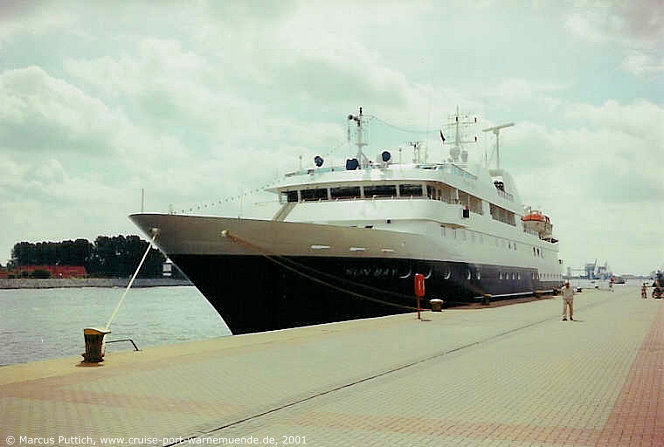 Das Kreuzfahrtschiff SUN BAY am 22. Juli 2001 im Kreuzfahrthafen Warnem&uuml;nde in der Hansestadt Rostock.