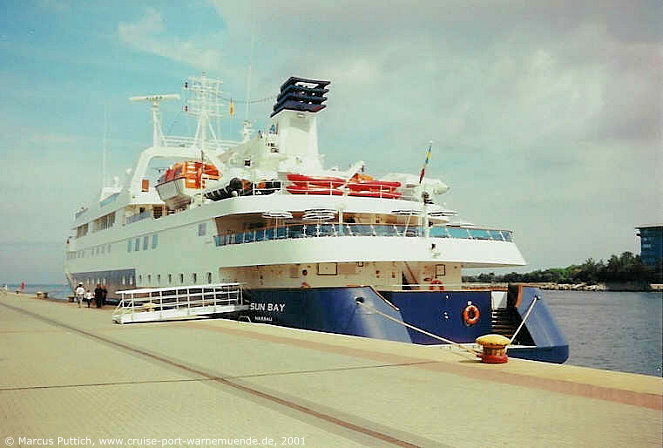 Das Kreuzfahrtschiff SUN BAY am 22. Juli 2001 im Kreuzfahrthafen Warnem&uuml;nde in der Hansestadt Rostock.