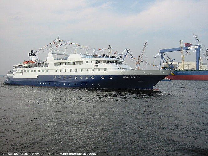 Das Kreuzfahrtschiff SUN BAY II am 10. August 2002 im Ostseebad Warnem&uuml;nde (Erstanlauf).