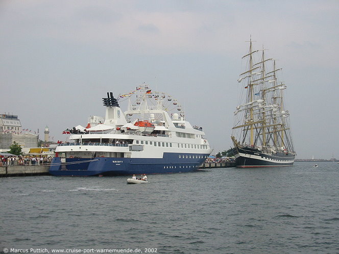 Das Kreuzfahrtschiff SUN BAY II am 10. August 2002 im Ostseebad Warnem&uuml;nde (Erstanlauf).