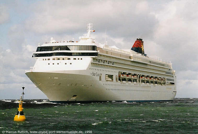 Das Kreuzfahrtschiff SUPERSTAR LEO am 23. August 1998 im Ostseebad Warnem&uuml;nde (Erstanlauf).