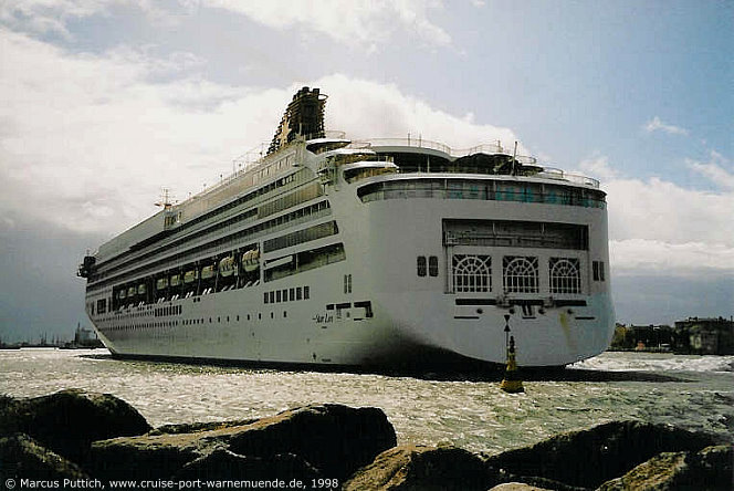 Das Kreuzfahrtschiff SUPERSTAR LEO am 23. August 1998 im Ostseebad Warnem&uuml;nde (Erstanlauf).